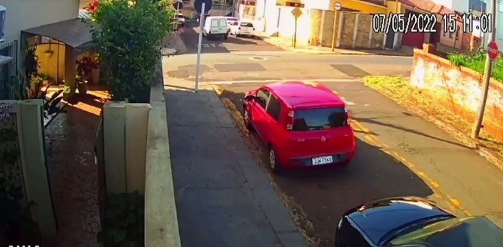 Ce motard fait une petite roue arrière... raté