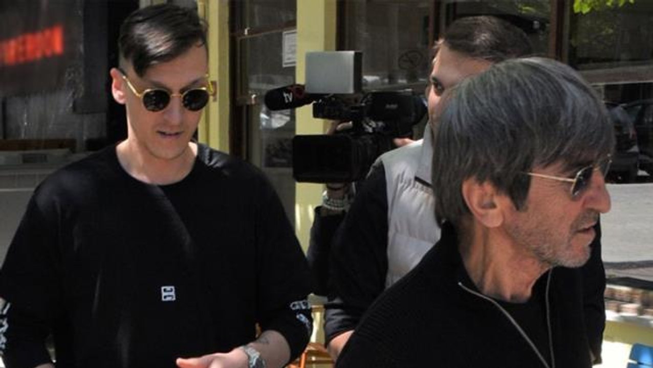 Fenerbahçe'de kadro dışı kalan Mesut Özil, Rıdvan Dilmen ile buluştu