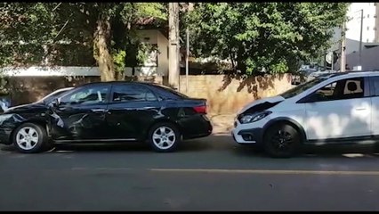 Onix e Corolla se envolvem em colisão na Região Central de Cascavel