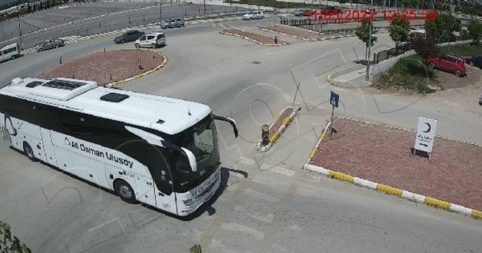 OTOBÜS SÜRÜCÜSÜ, EPİLEPSİ NÖBETİ GEÇİREN YOLCUYU HASTANEYE YETİŞTİRDİ