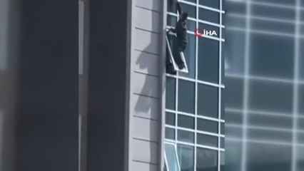 Sekizinci katta asılı kalan 3 yaşındaki çocuk son anda kurtarıldı