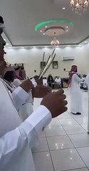 بالعرضة السعودية .. أهالي تيماء يشاركون مقيمًا أفغانيًا فرحته بزواج ابنه