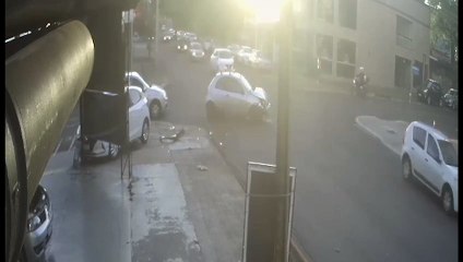 Imagem flagra batida de trânsito no Centro de Cascavel