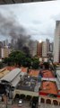 Incêndio atinge materiais acumulados em residência no bairro Meireles