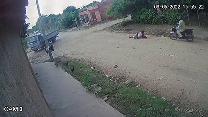 Mujer cae de un mototaxi, el conductor regresó, la vio en el piso pero no le brindó auxilio