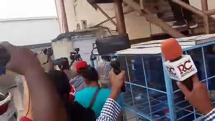 "La Demente" llega a la Fiscalía de SDE donde se le conocerá medidas cautelares