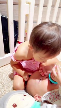 Lisa mới hơn 1 tuổi mẹ Hà đã được nhờ: hết dọn dẹp nhà cửa lại chăm em ốm cực khéo léo