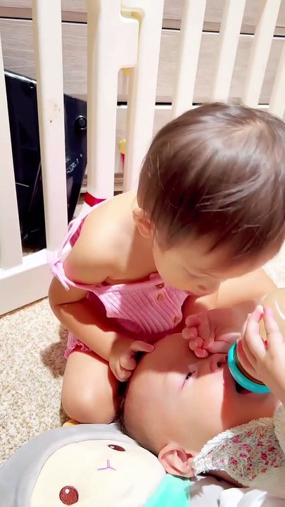 Lisa mới hơn 1 tuổi mẹ Hà đã được nhờ: hết dọn dẹp nhà cửa lại chăm em ốm cực khéo léo