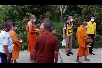 ฮือฮา ผกก.เมืองสุพรรณบุรี  วางปืน ถือย่าม เป็นเด็กวัด ตามบิณฑบาตรช่วยพระ พบปะ ประชาชน(มีคลิป)