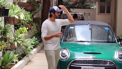 Kartik Aaryan Copies Ex-Girlfriend Sara Ali Khan's Namaste Trend In Front Of Media