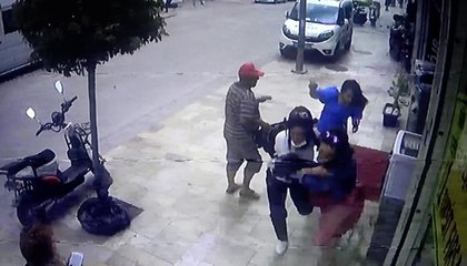 Rüzgarın kopardığı beton parçalarından saniyelerle kurtuldular