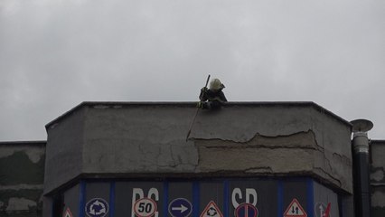 Rüzgarın kopardığı beton parçalarından saniyelerle kurtuldular