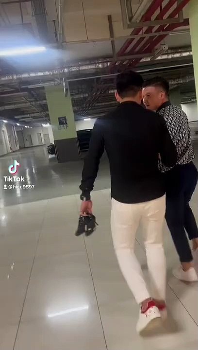 Quang Hải và Hồ Tấn Tài ghi điểm nhờ hành động xách giày cho bạn gái.