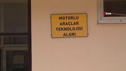 Susuz motor temizliği hizmeti veren liseliler, okullarına da katkı sağlıyor