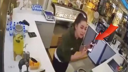 AVM'de çalışan genç kız, kendisini gizlice çeken şahsın telefonunu alıp kırdı