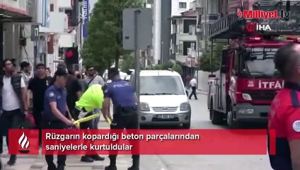 Rüzgarın kopardığı beton parçalarından saniyelerle kurtuldular