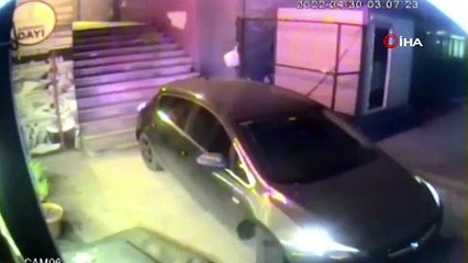 Metrobüsten inen yayaların kullandığı merdivenden otomobiliyle indi