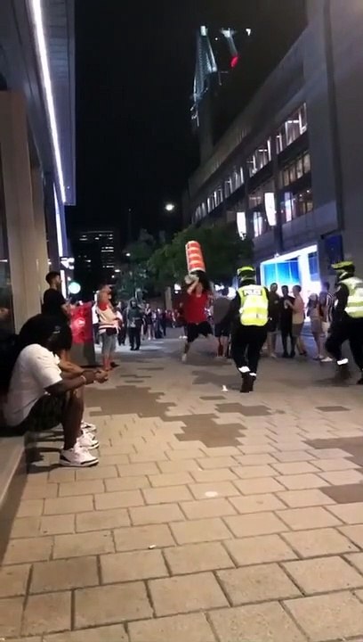 Un homme tente d'esquiver des policiers pour prendre la fuite !