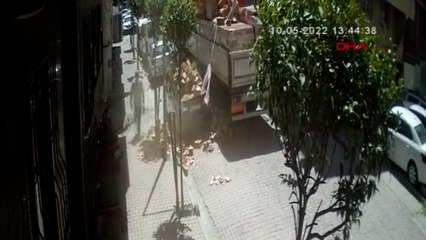 İnşaat alanına taşınan tuğlalar otomobilin üzerine devrildi