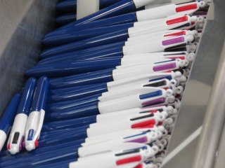 Le célèbre stylo 4 couleurs de Bic interdit dans de plue en plus de collège... Mais Pourquoi