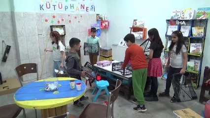 Öğrenciler atık malzemelerden kütüphanelerini kurdu