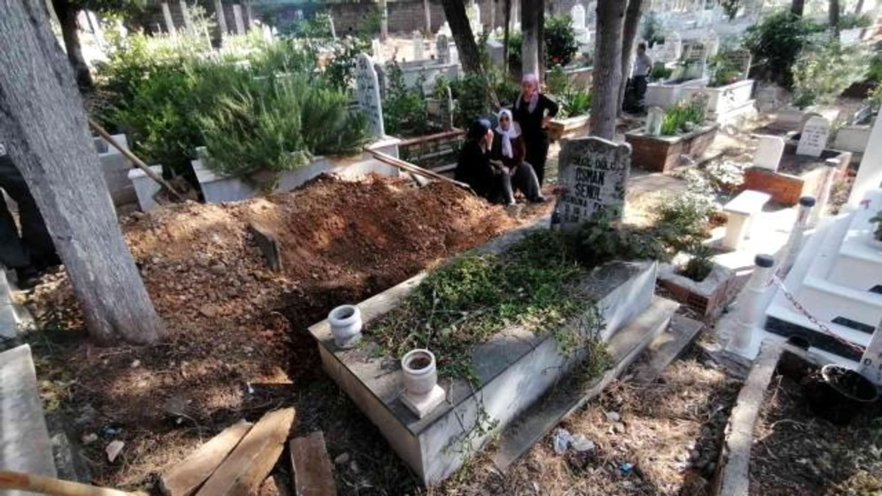 Son dakika haberleri: Aracında ölü bulunan genç, 32 yıl önce vefat eden ve ismini aldığı abisinin yanında defnedildi