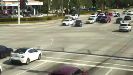 Florida'da sürücüsü fenalaşan aracı çevredekiler durdurdu