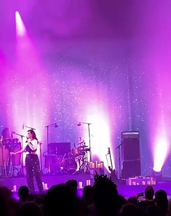 Amel Bent sur scène avec Camélia Jordana et Vitaa à l'Olympia.