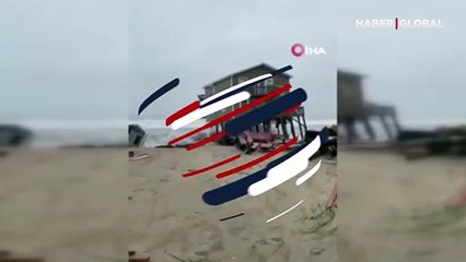 ABD’de yazlık ev, kıyı erozyonunda dalgalara kapıldı