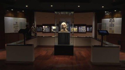 İzmir'deki "kehanet merkezinde" bulunan Apollon heykelleri ziyaretçisiyle buluştu