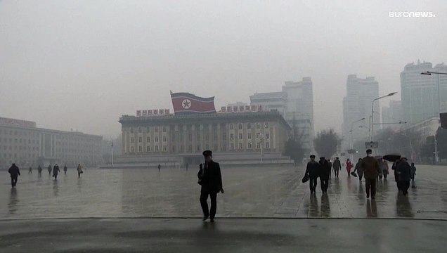 Le dirigeant nord-coréen Kim Jong Un ordonne des mesures de confinement à l'échelle nationale après que le pays a détecté son tout premier cas de Covid-19 depuis le début de la pandémie