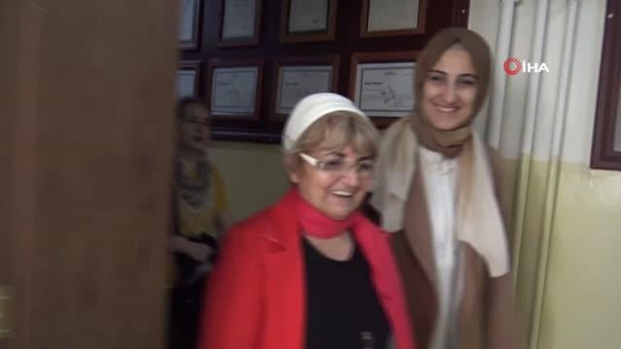 Yazar şair ve ozanlar okulda kütüphane kurdu