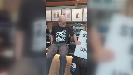 Deneyimli oyuncudan protesto: Elini tezgaha yapıştırdı