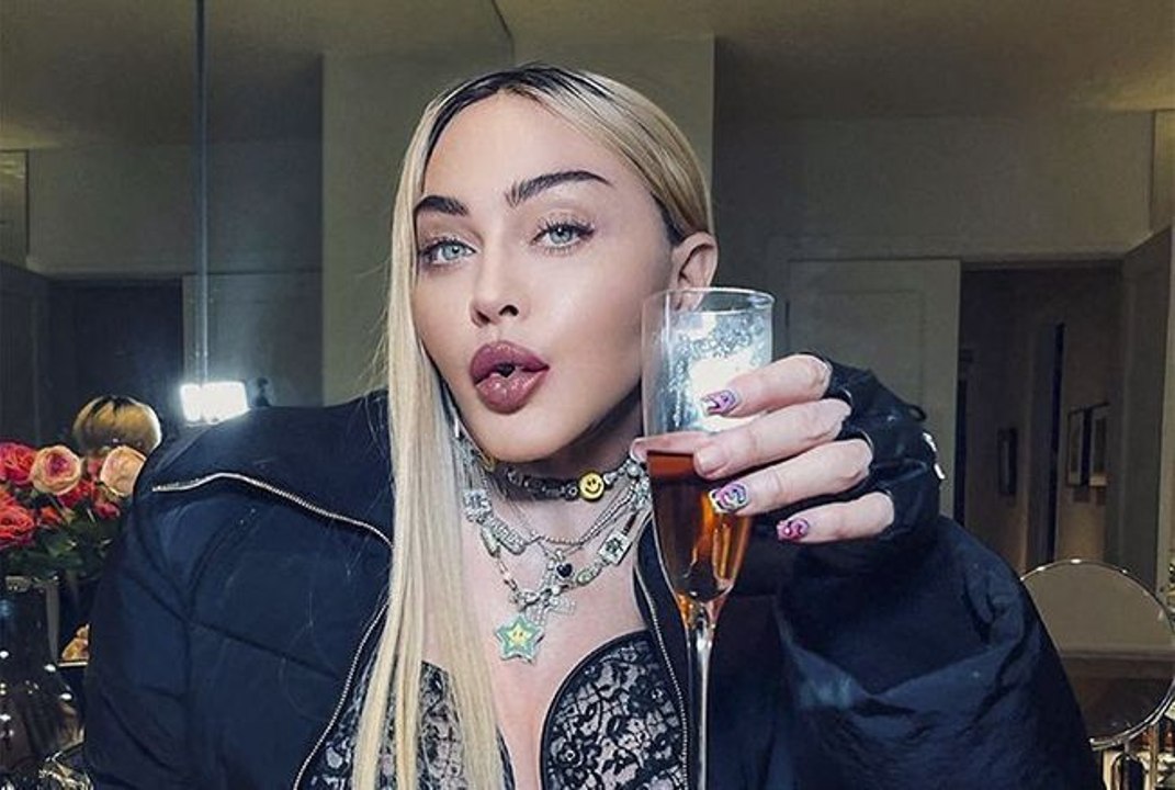 Madonna, 63 ans et très diminuée ? Ses fans la trouvent méconnaissable alors qu’elle danse sur scène : « Un désastre, le corps a arrêté de suivre »