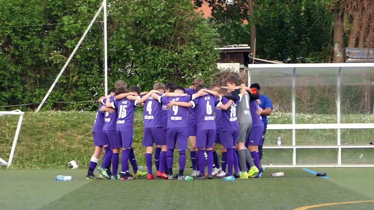Die SVG-C-Junioren feiern nach dem Derbysieg über die U14 des 1. SC Göttingen 05