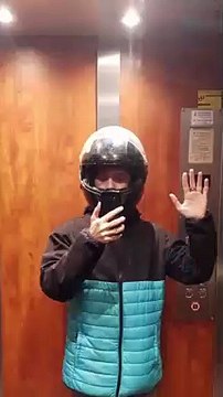 En travaillant comme coursier, il prend en photo chacune de ses livraisons