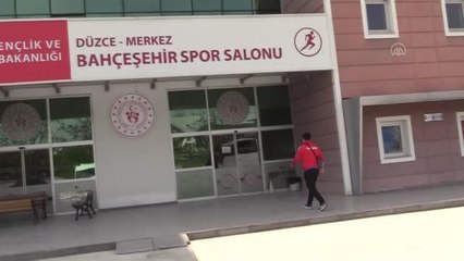 İşitme engelli karateci Sabri Kıroğlu, kazandığı olimpiyat madalyalarının gururunu yaşıyor