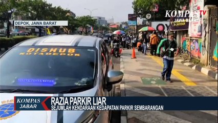 Petugas Gembok Kendaraan Yang Parkir Sembarangan