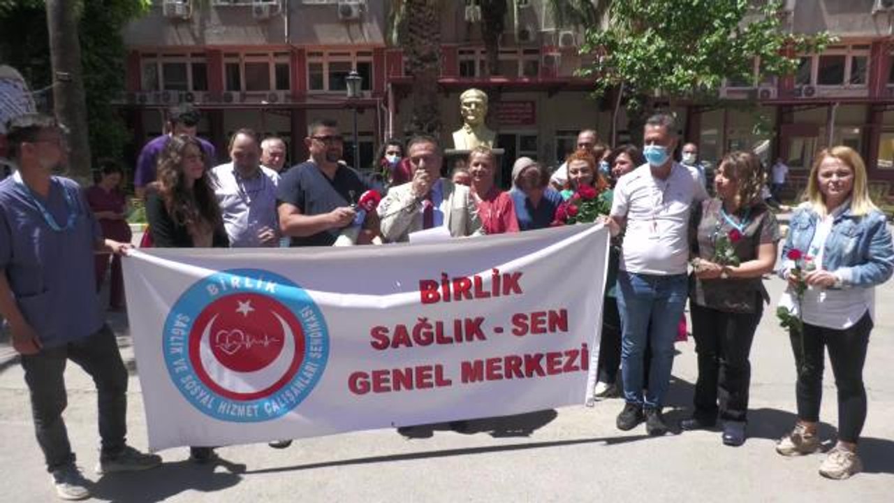 İzmir'de Hemşirelere Çiçekli Kutlama. Birlik Sağlık-Sen: "15 Yıl Önce 3 Asgari Ücret Alan Hemşireler Bugün Asgari Ücrete Mahkum Edilmiştir"