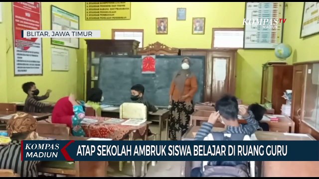 Atap Sekolah Ambruk Siswa Belajar Di Ruang Guru