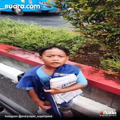 Iba Lihat Bocah Penjual Koran Hujan-hujanan, Aksi Sopir Bus Ini Banjir Pujian