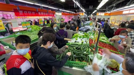 تهافت على شراء السلع في بكين بعد انتشار شائعات عن إغلاق