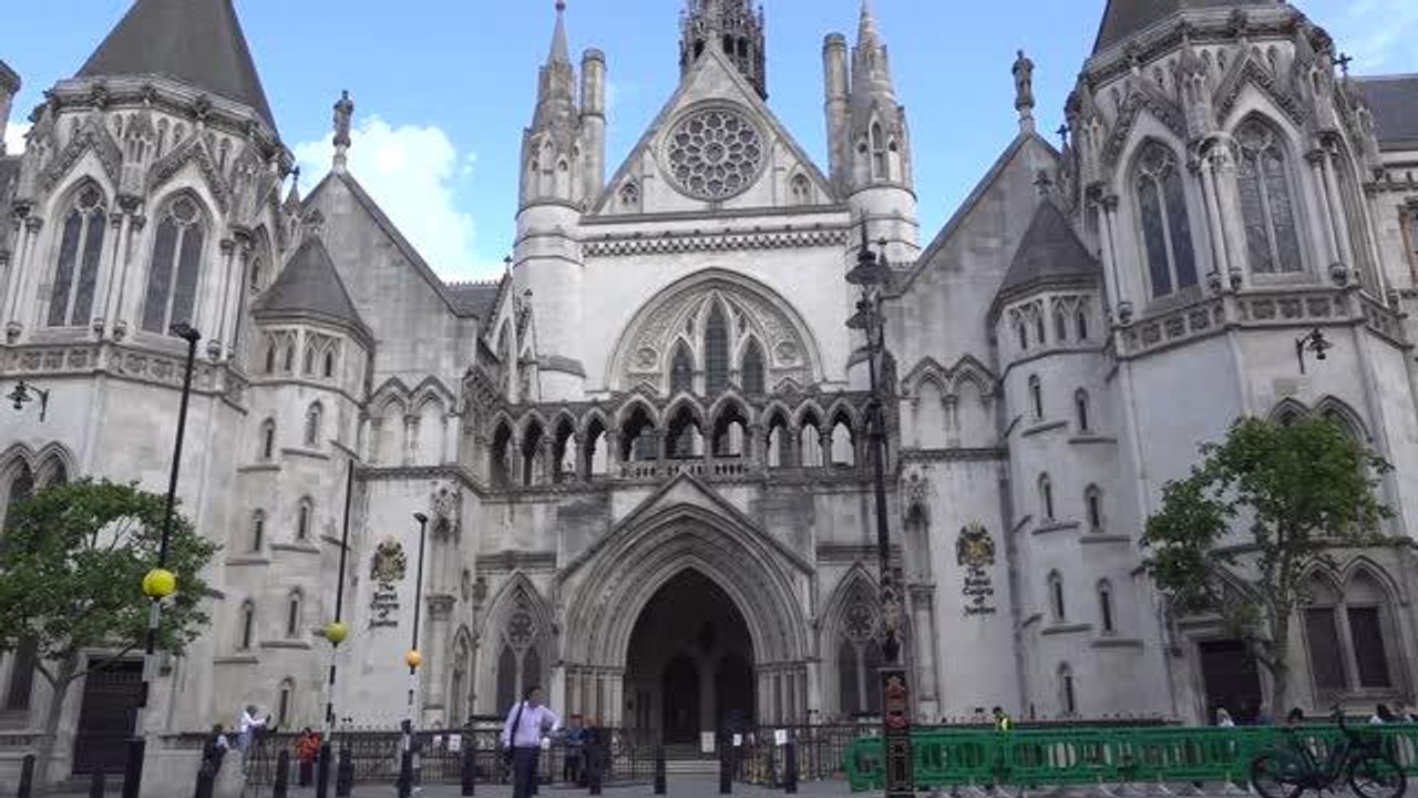 Eski İngiliz futbol yıldızlarının eşlerinin sosyal medya davası