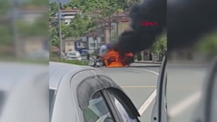 Kamyonetle çarpışan otomobil alev aldı