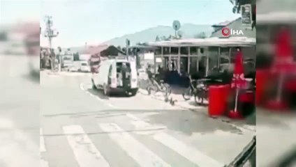 Yolun karşısına geçmeye çalışırken araç çarptı, yerden kalkıp yoluna devam etti