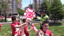 Edirne'de öğrenciler, polis ve jandarma ile uçurtma uçurdu