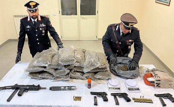 Gragnano (NA) - Armi e droga nascosti tra vegetazione dei Monti Lattari (12.05.22)