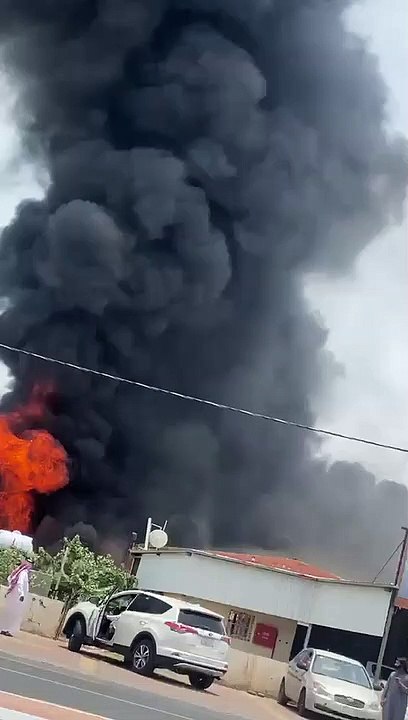 "الدفاع المدني" يباشر حريقًا هائلًا شبّ في مستودع للمنظفات بمحايل