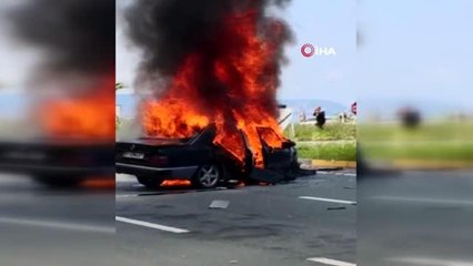 Trabzon'da kamyonetle çarpışan otomobilde yangın çıktı