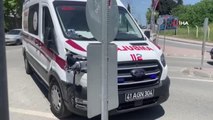 Hasta almaya giden ambulans otomobille çarpıştı
